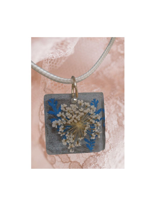 ❄️ Pressed Flower Resin Necklace